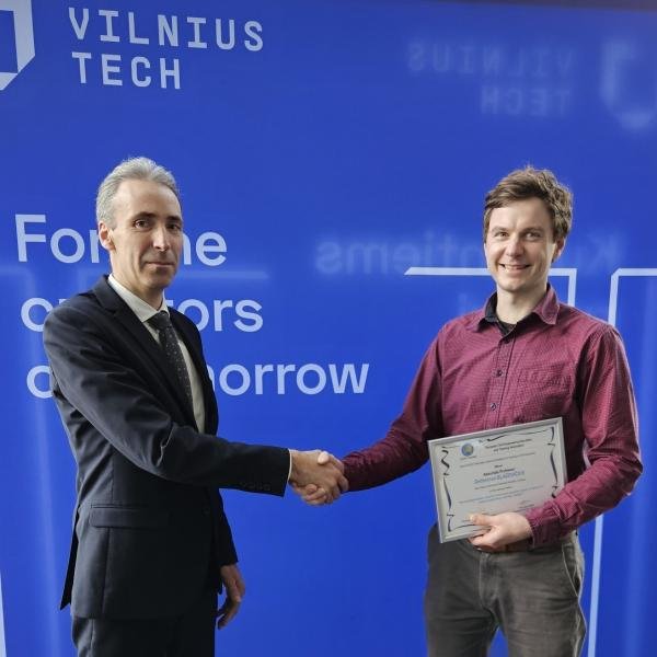 G. Blaževičius receiving his award from dean R. Šalna