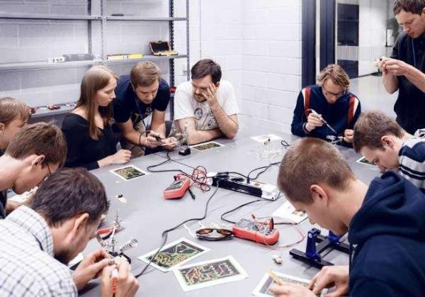 Students building electronics in the VILNIUS TECH Linkmenų fabrikas workshop